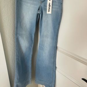 Wrangler bnwt flared jeans. Super comfy and flattering